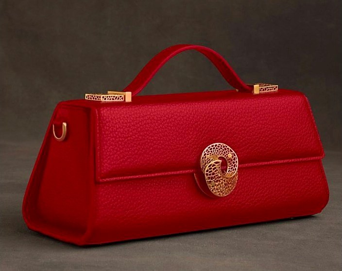 Rubis Cadre frame bag in red grape-marc leather with a gilded clasp